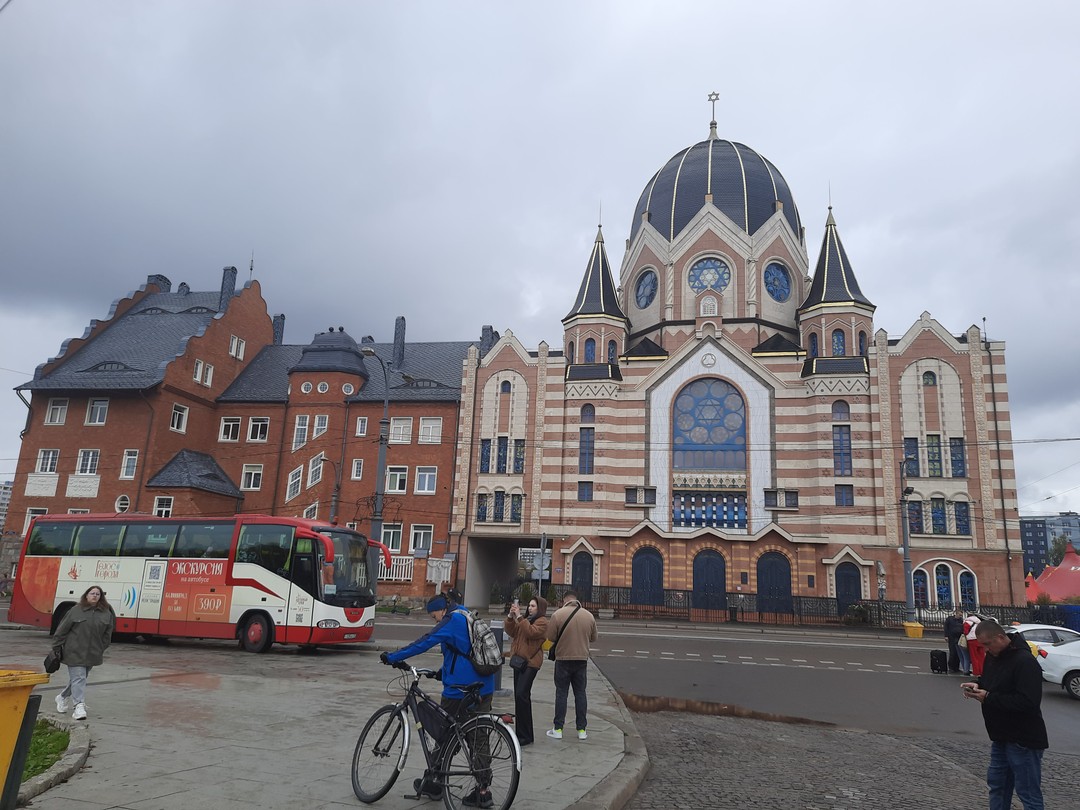 Хороший автомобиль, гид прибыл своевременно. Безопасное вождение. Маршрут соответствует описанию. Интересный рассказ об острове Канта и