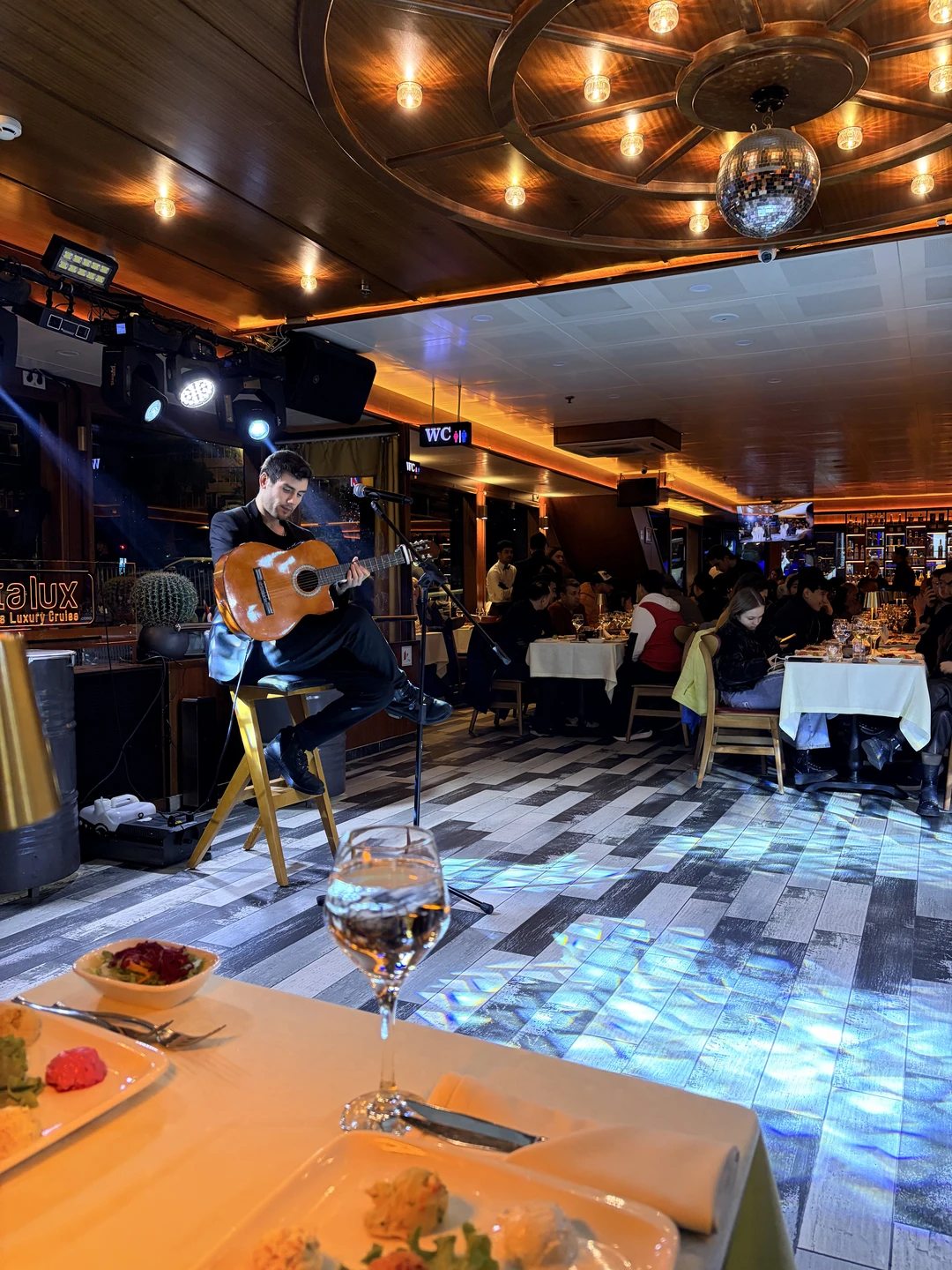 Если вы еще решаетесь на этот круиз,то решайтесь! Потрясающе провели время. Отлиное шоу,прекрасная организация мероприятия! Все,начиная