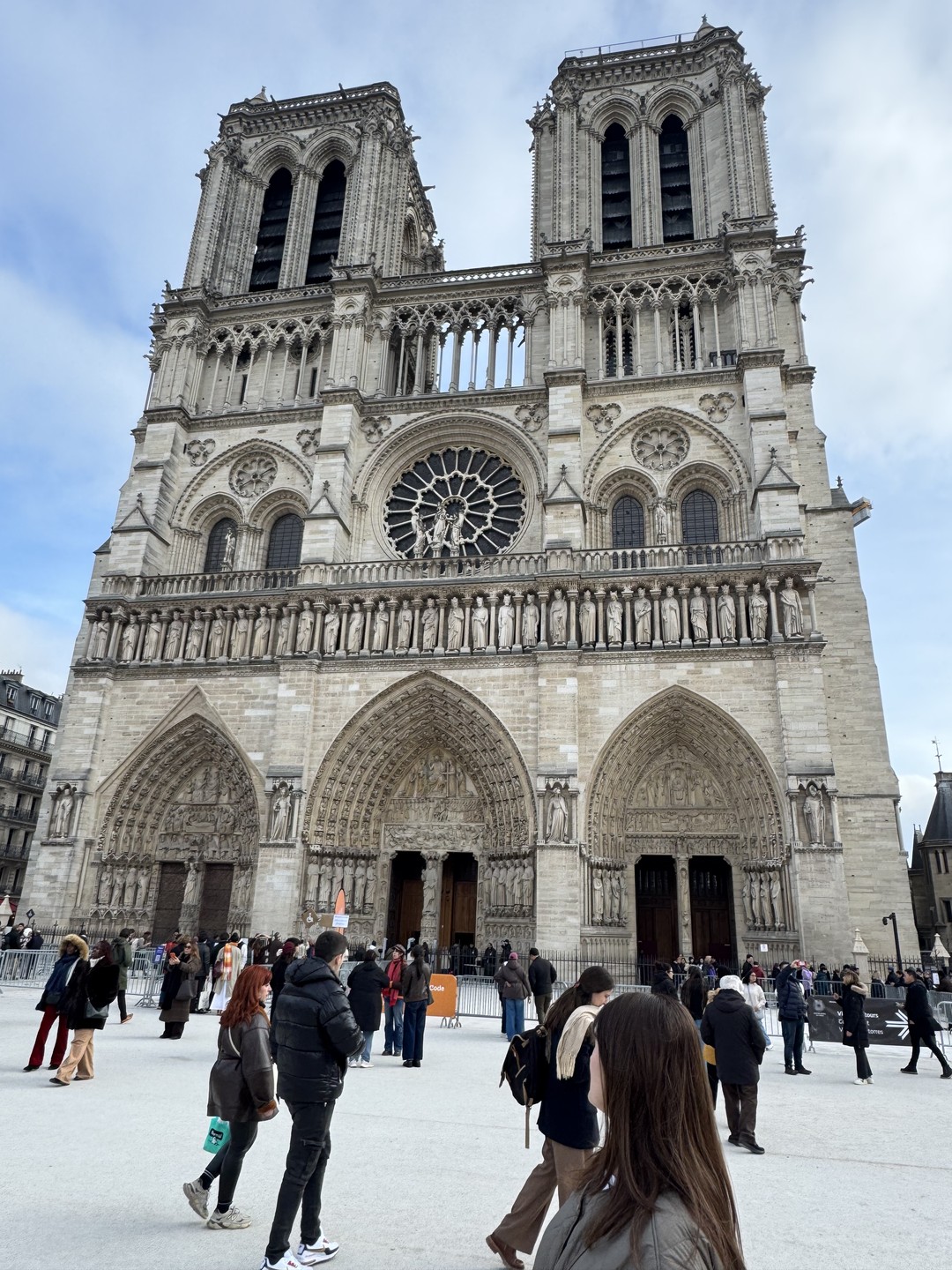 Александр влюблен в Париж, давно живет в Париже. Очень хорошо знает историю. Очень понятно рассказывает, не