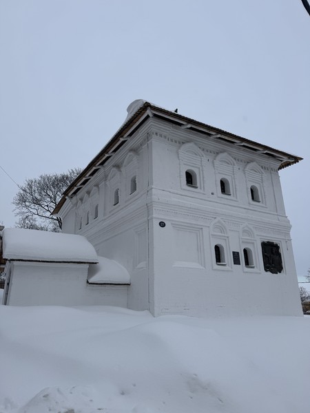 Не первый раз пользуемся форматом аудио экскурсии. Это позволяет не спеша, в своем темпе пройти весь