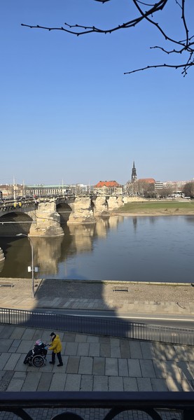 Евгений потрясающий ГИД. знающий историю Праги и Дрездена со всеми датами и правителями. наша семья была