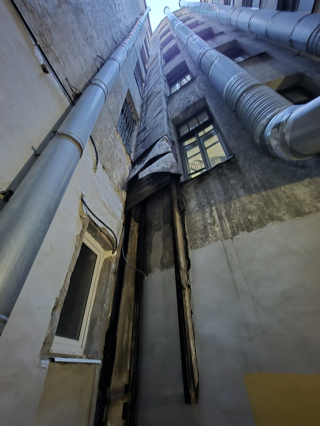 Секреты и лабиринты Петроградской стороны: дворы, парадные, легенды (Ирина)