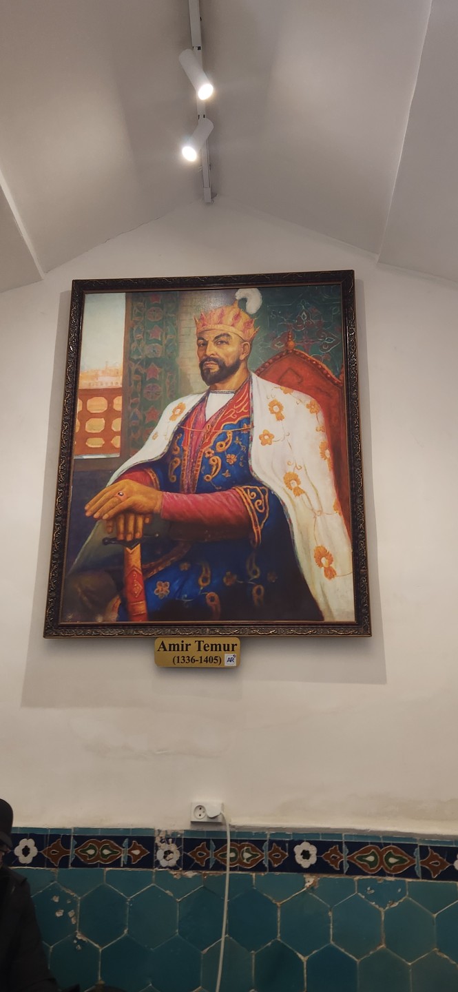 Экскурсию нам провела Афина, очень приятная в общении, эрудированная девушка. Маршрут и рассказ об истории Самарканда