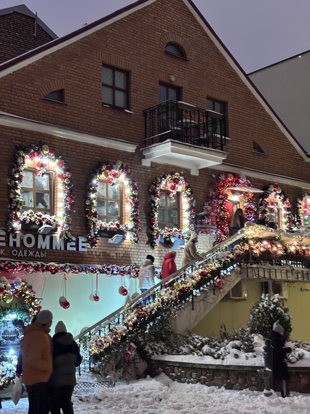 Замечательный экскурсовод, к сожалению имени не запомнила,отличная и очень познавательная экскурсия! От всей души советую.