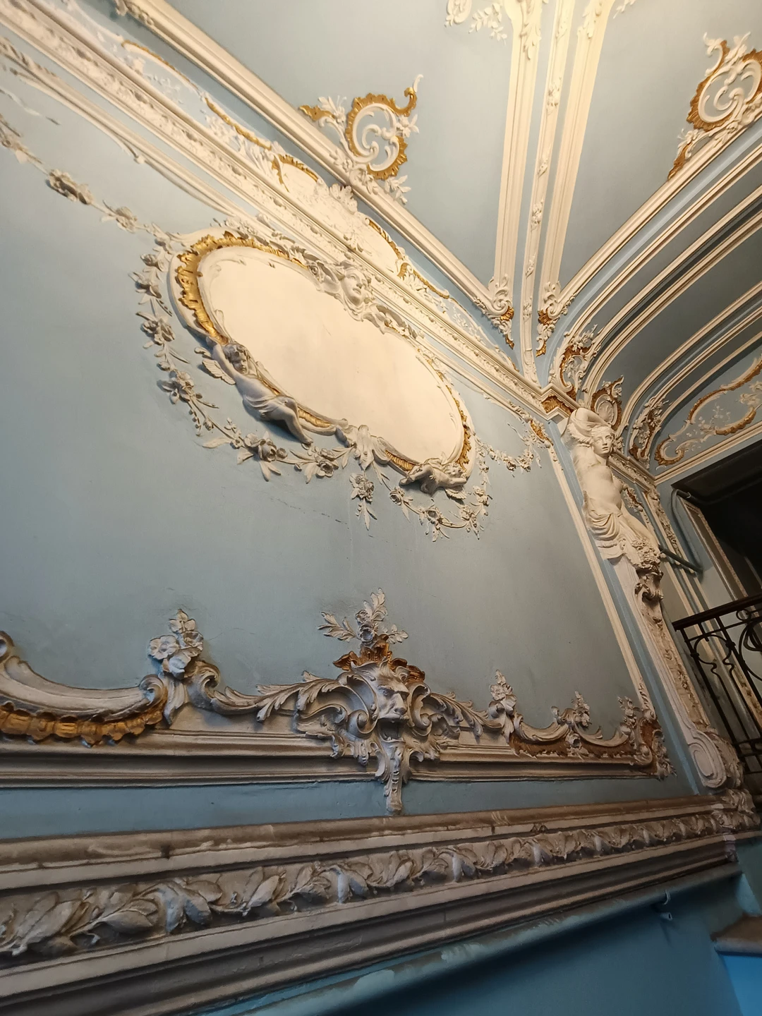 Гид Юлианна плела увлекательную нить рассказа, уместив в экскурсию и историю и быт петербуржцев. Стиль "обшарпе"