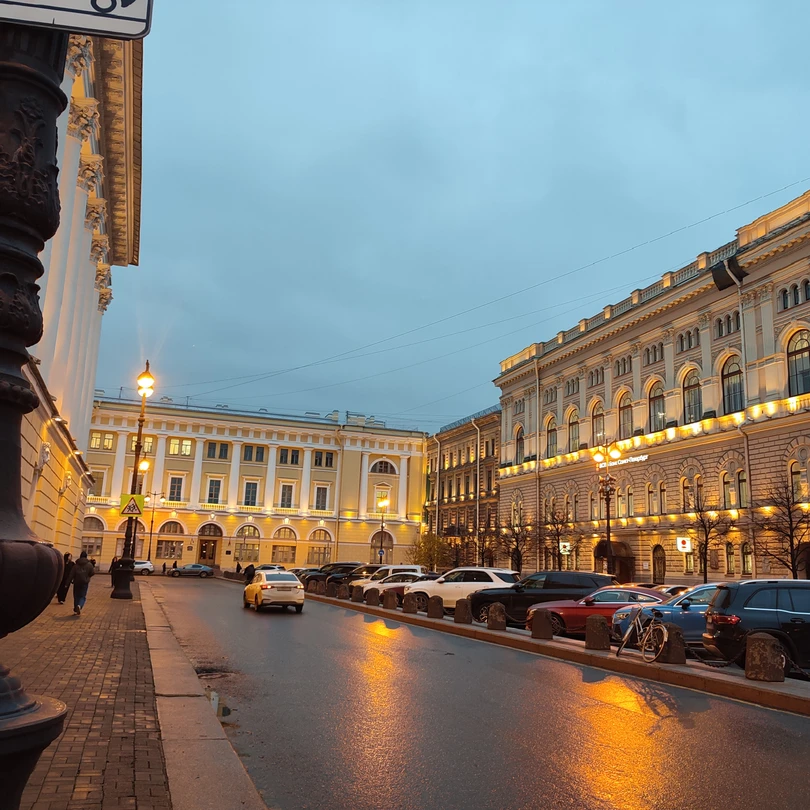 Прогулка по Санкт-Петербургу всегда полна впечатлений, а с грамотным рассказчиком это ещё приятнее. Спасибо организаторам и