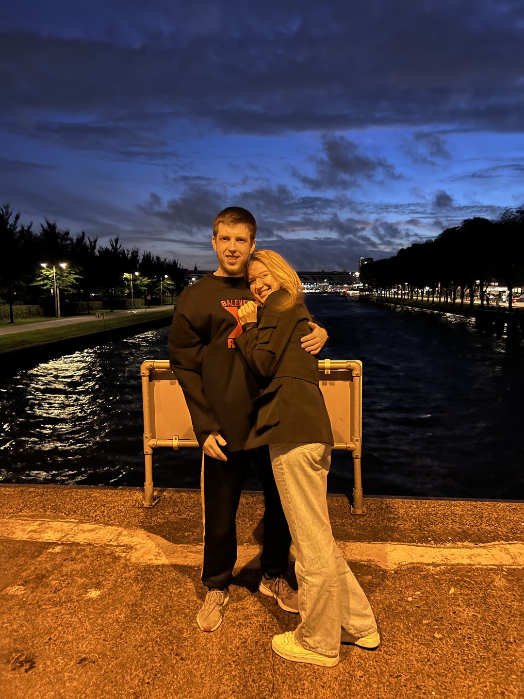 Прилетали в Амстердам на сутки, заказали экскурсию день в день. Зара согласилась провести нам экскурсию и