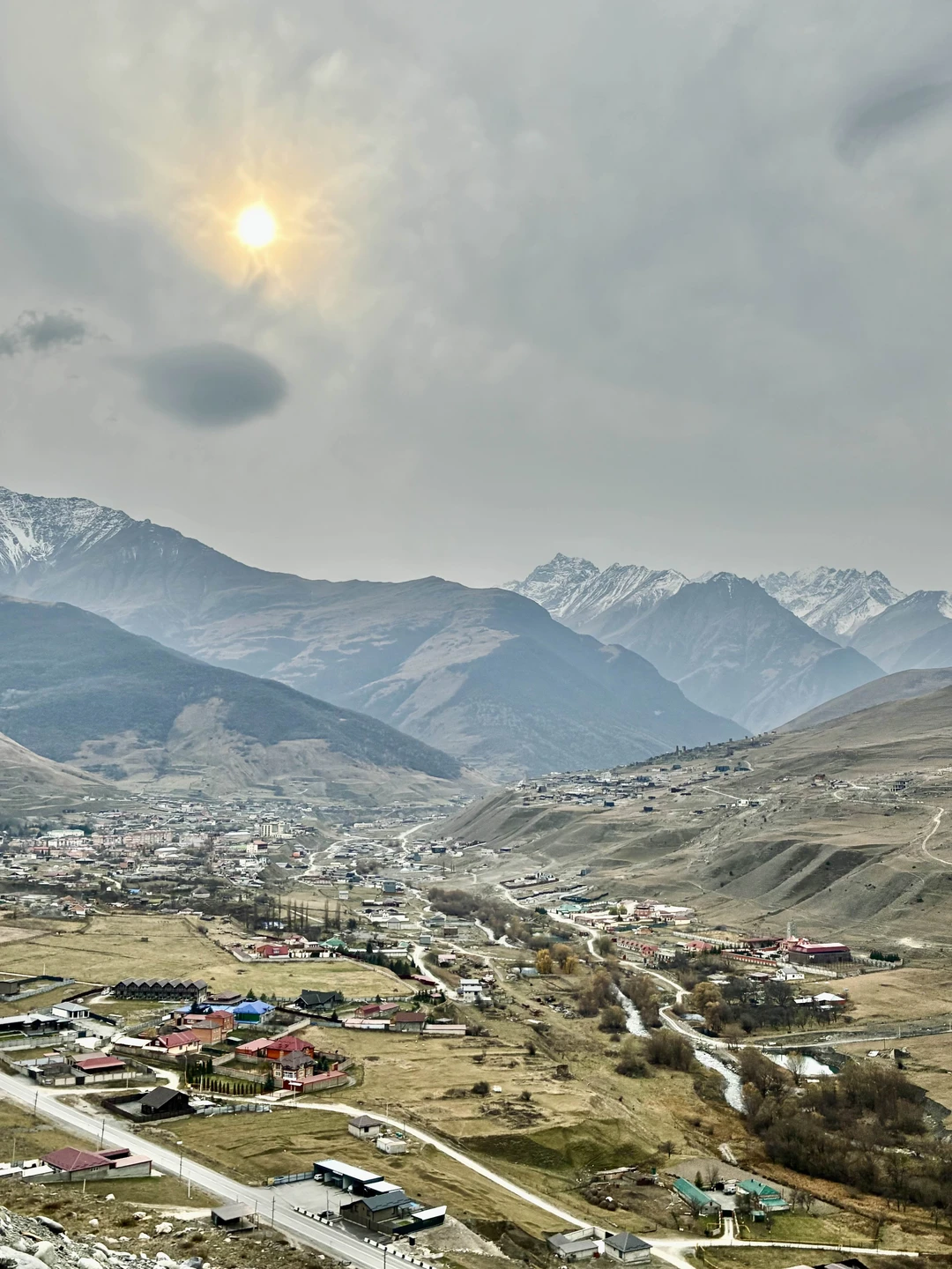 Ездили семьей, с маленькими детьми. Поездка шикарная, гид классный, виды шикарные. Рекомендую эту экскурсию 👍
