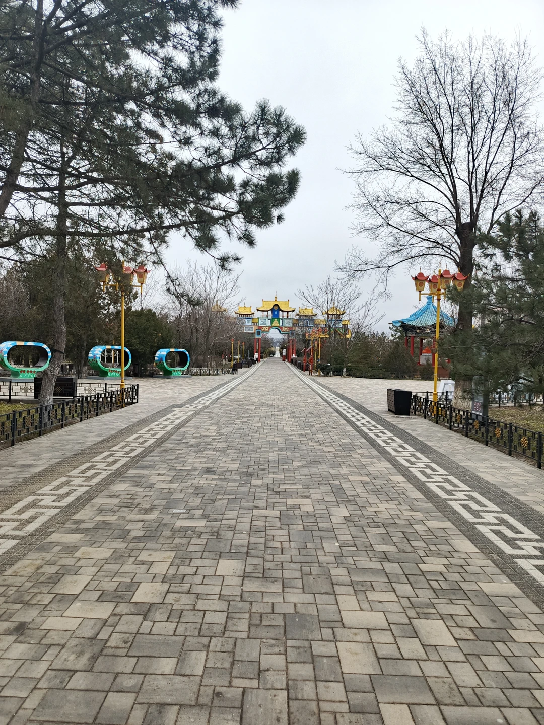 Знакомство с городом решили предоставить экскурсоводу и не пожалели. Наян (или Ян, как он представился) поразил