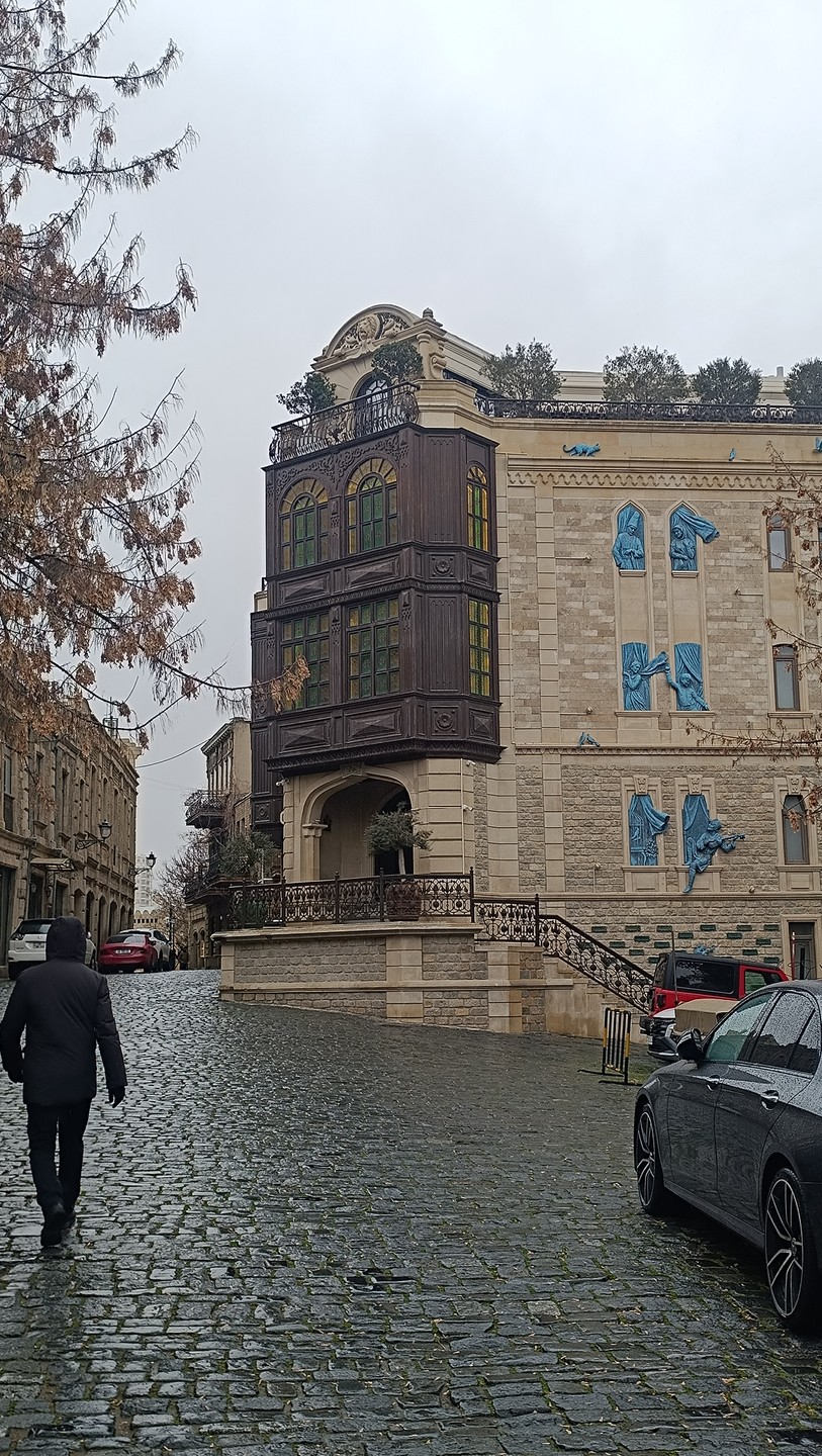 Отличная экскурсия! Так вышло, что я приехала в день, когда в Баку шел снег и дождь