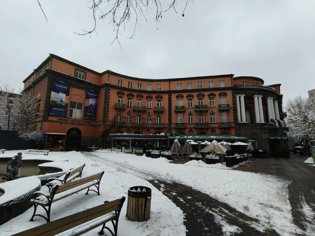 Мы посетили экскурсию не в самый обычный период, а именно в момент снегопада, которого этот город