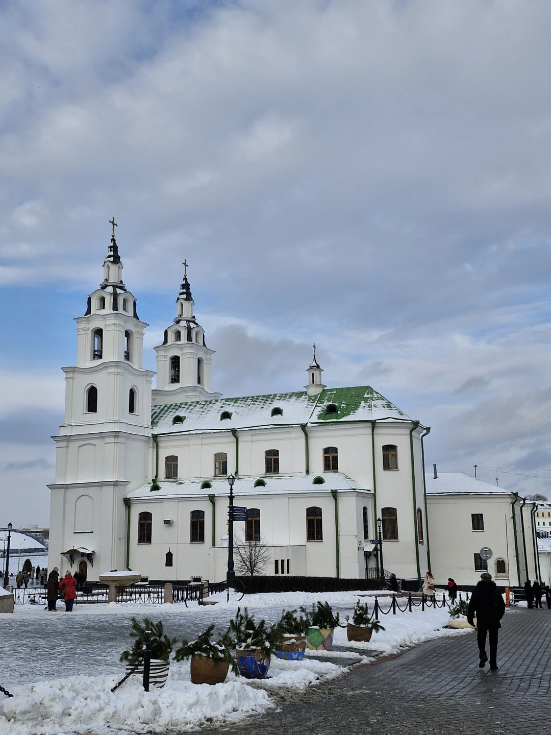 Добрый день! Брали экскурсию на новогодние праздники. У нас была гид Наталья. Она прекрасный начитанный гид