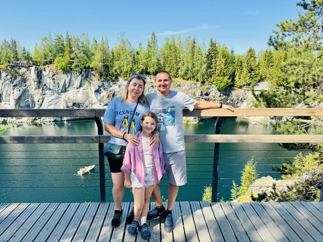 Сергей великолепный экскурсовод и рассказчик. Несмотря на то, что информации от него поступает очень много, всё