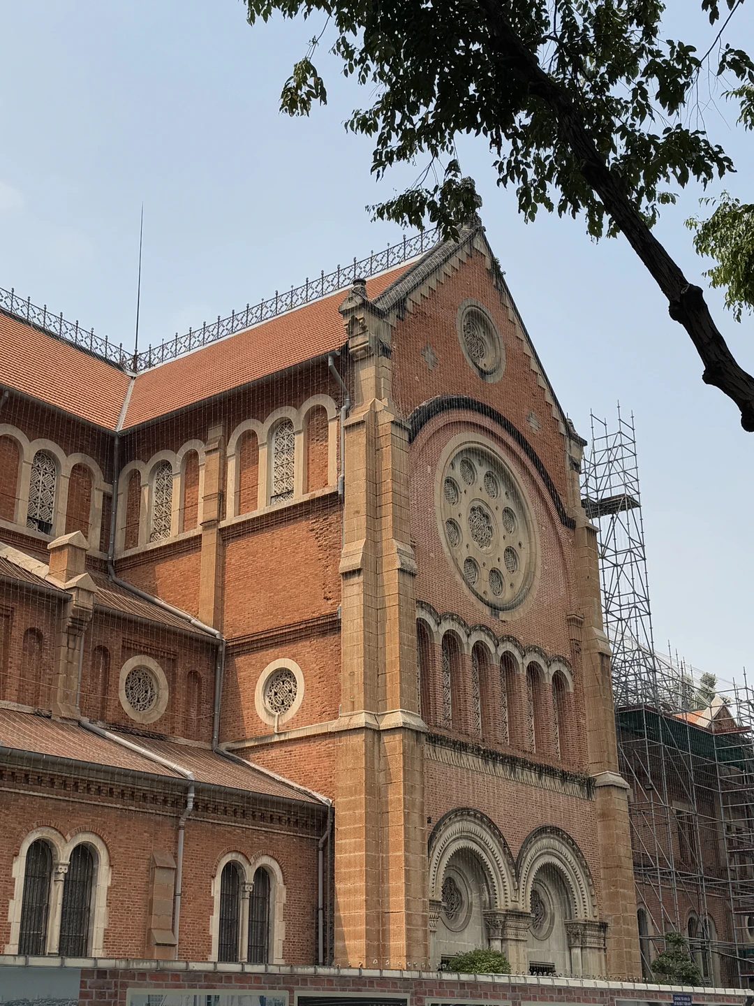 У нас было всего два дня в Хошимине, хотели познакомиться с главными достопримечательностями города. Ирина достаточно