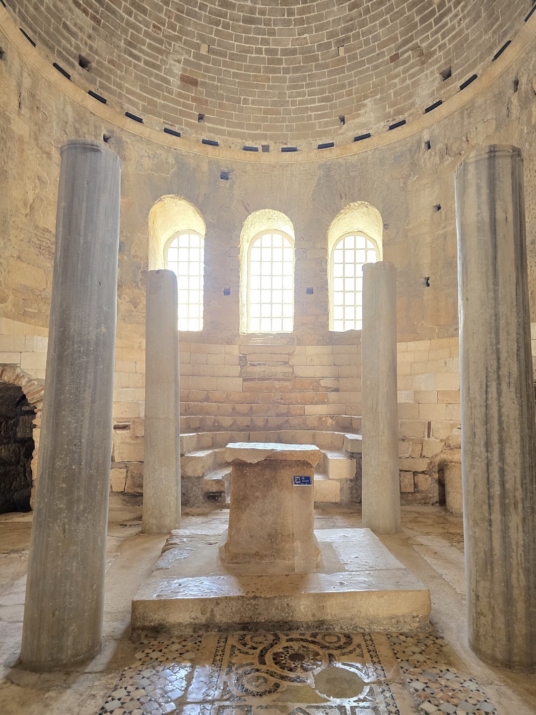 Знакомимся с Демре: храм Николая Чудотворца, гробницы и античный театр (Ирина)