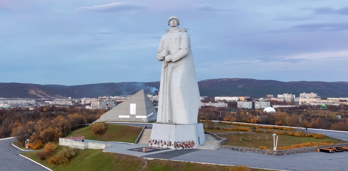 Мен автобуста бір қызды аяқтадым.
