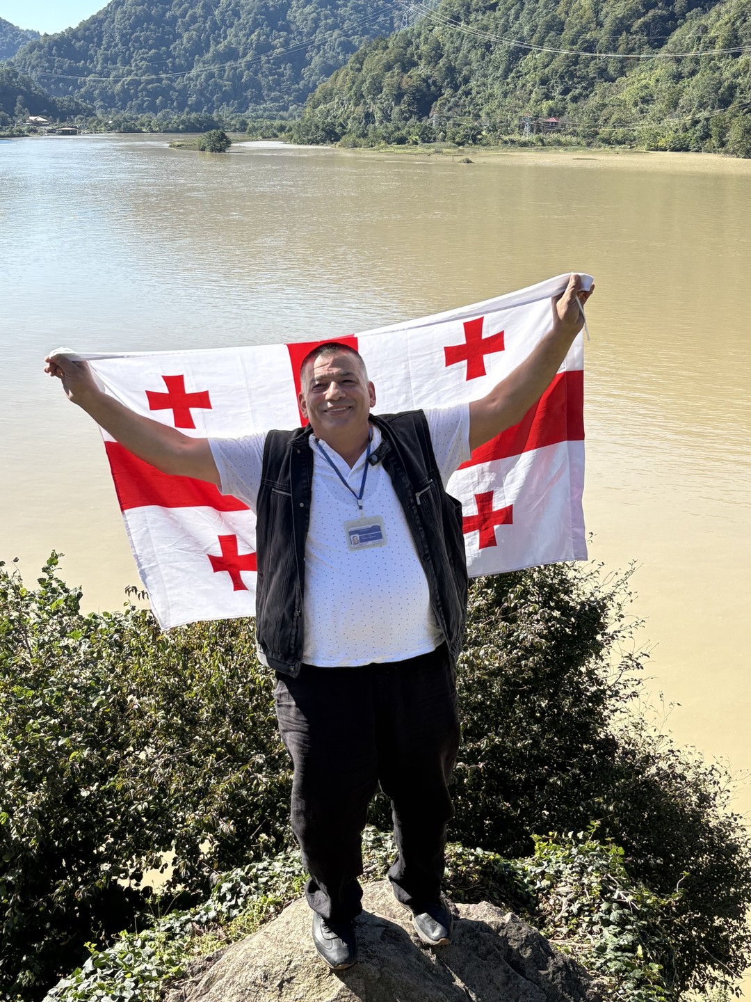 Поездка оставила невероятные впечатления! Увидели потрясающие горные пейзажи, сделали множество красивых фотографий. Особенно запомнилось яркое застолье