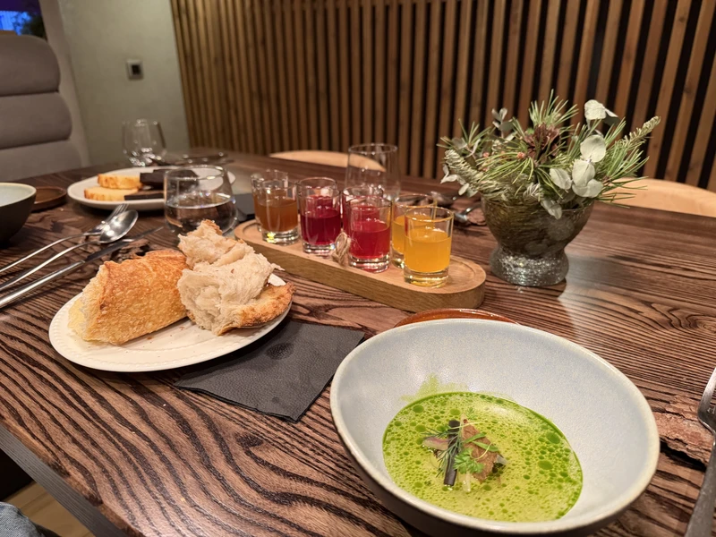 Одна из лучших гастрономических дегустаций! Персонал ресторана очень приветлив и компетентен. Перед началом гастропутешествия нас познакомили