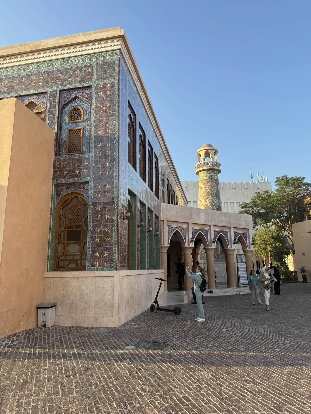 У нас была экскурсовод Зуля))нам она очень понравилась)буду рекомендовать друзьям ее))