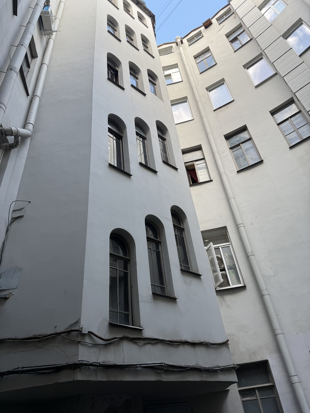 Дворы, парадные и крыша - дух истинного Петербурга (Анна)