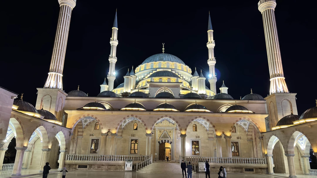 В Чечню мы поехали группой из 8 человек. Во главе нашей группы, он же водитель, экскурсовод и охранник, был Халид!