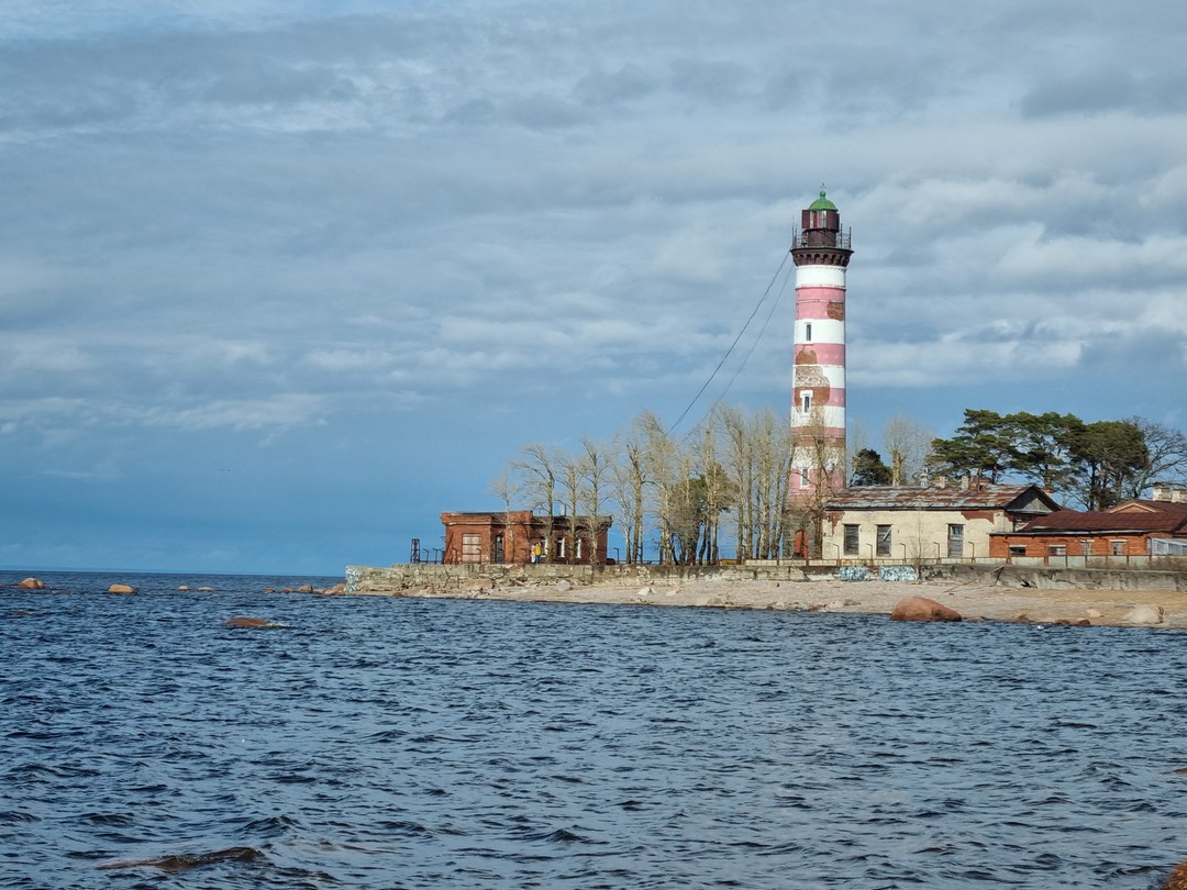 Отличный маршрут, отличный рассказчик экскурсовод по маршруту и в музее маячной службы, замечательные виды, которые не испортил дождь.