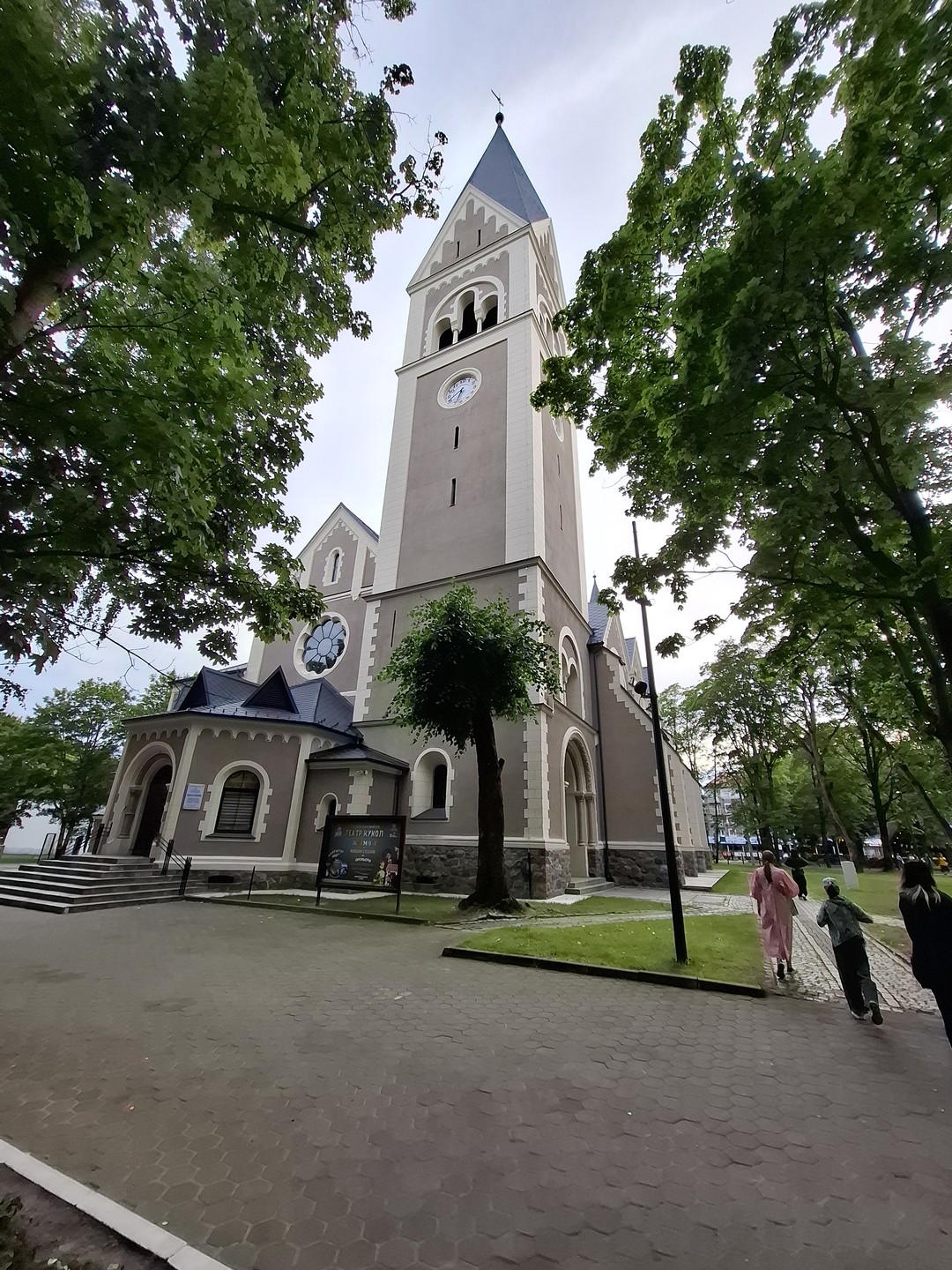Экскурсия посвящёна не только архитектуре, но и истории города. Дочка учится в строительном колледж, ей было