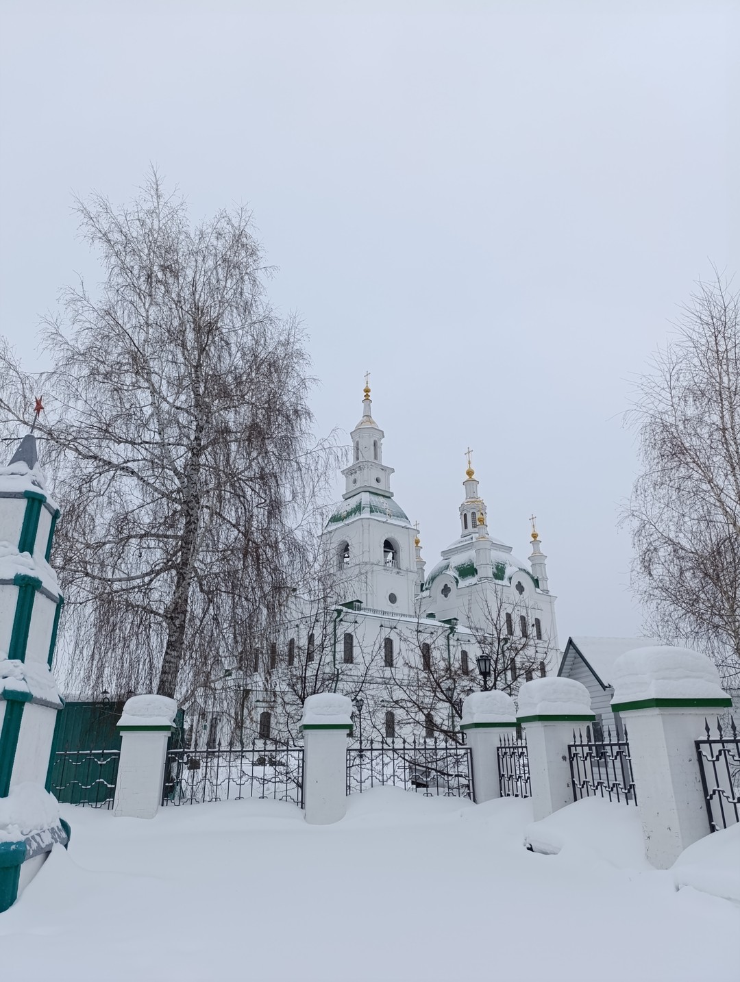 Мы, группа из 4 человек из Москвы. Приехали в Сибирь расширить кругозор. Нам очень повезло с