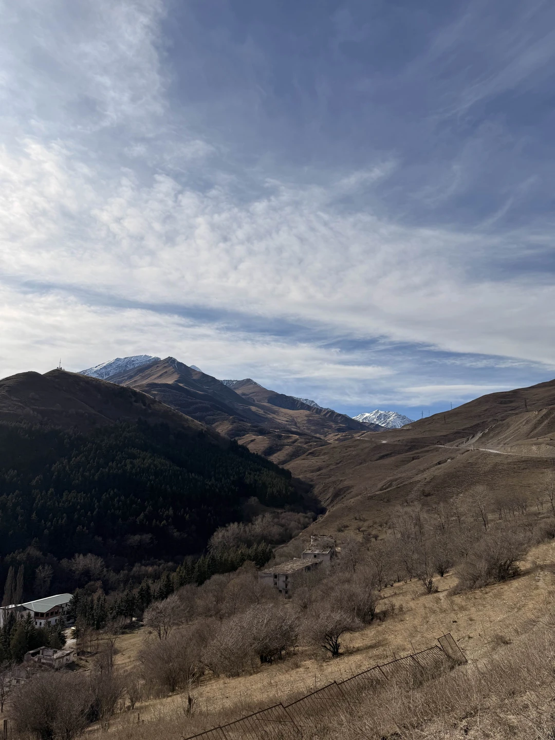 Отличный гид, хороший тур. Минимум ходьбы, для тех кто любит ездить, а не ходить пешком в горы, чтобы восхищаться красивыми пейзажами