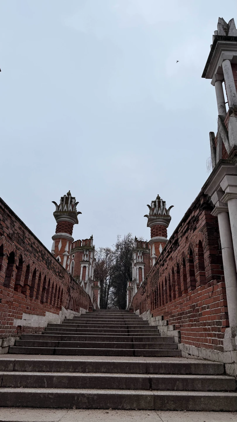 Экскурсия началась вовремя, нам выдали одноразовые наушники, очень удобно оказалось в процессе: была возможность немного отойти