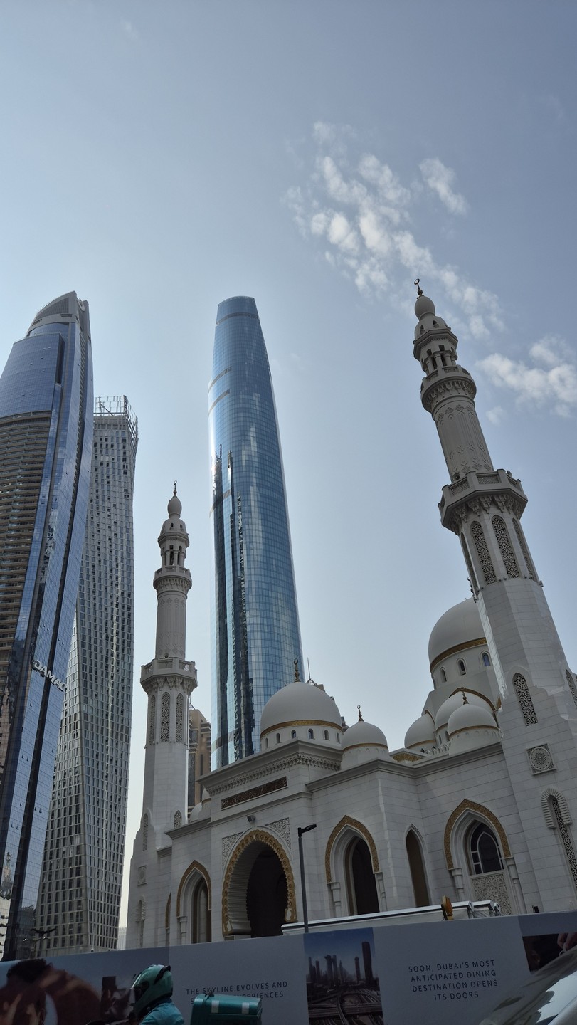 На жёлтом кабриолете по Дубаю (Вераника)