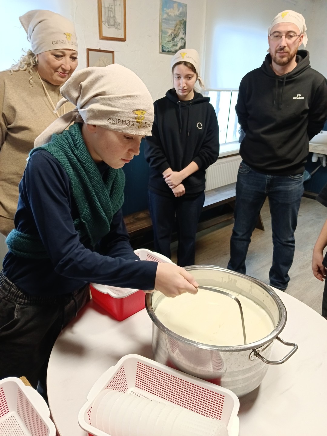 Были на мастер-классе 5 января. Были большой компанией и взрослые и дети подростки. Сначала дети отнеслись