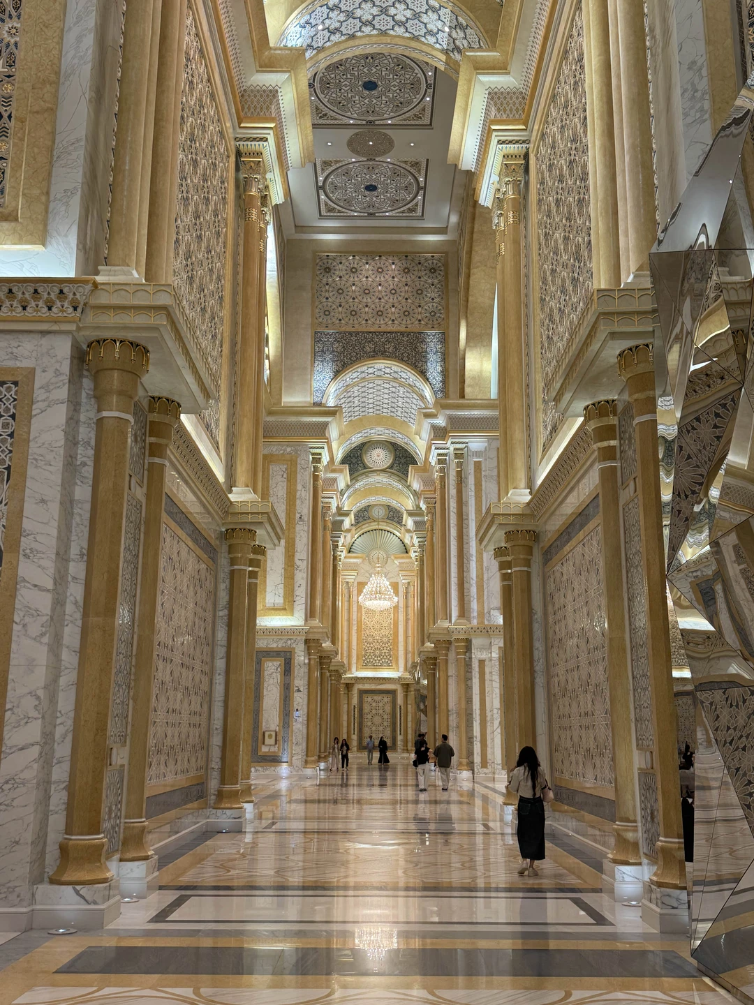 Были на экскурсии 27.12.25 в Абу Даби. Гидом был Шоха. Автомобиль киа карнивал, большой и комфортный