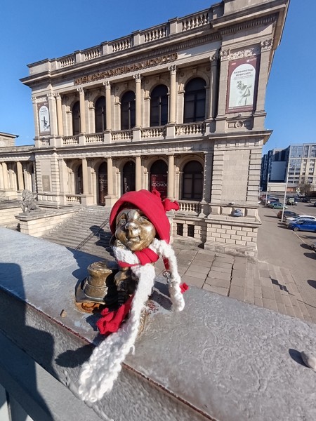 удивительная экскурсия, ездили по всему городу в поисках хомлинов и между делом знакомились с историей города