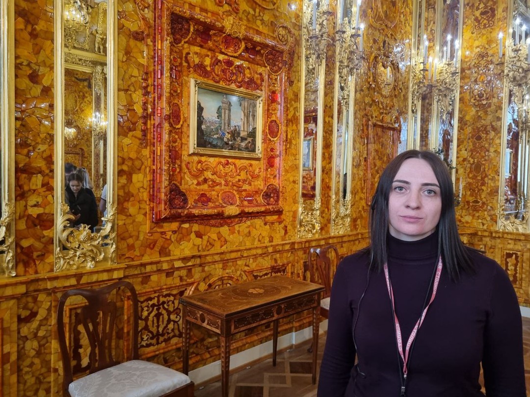 Даниил-просто пушка, очень интересно рассказывает. Царское село очень понравилось. Скучать нам не давали в автобусе и