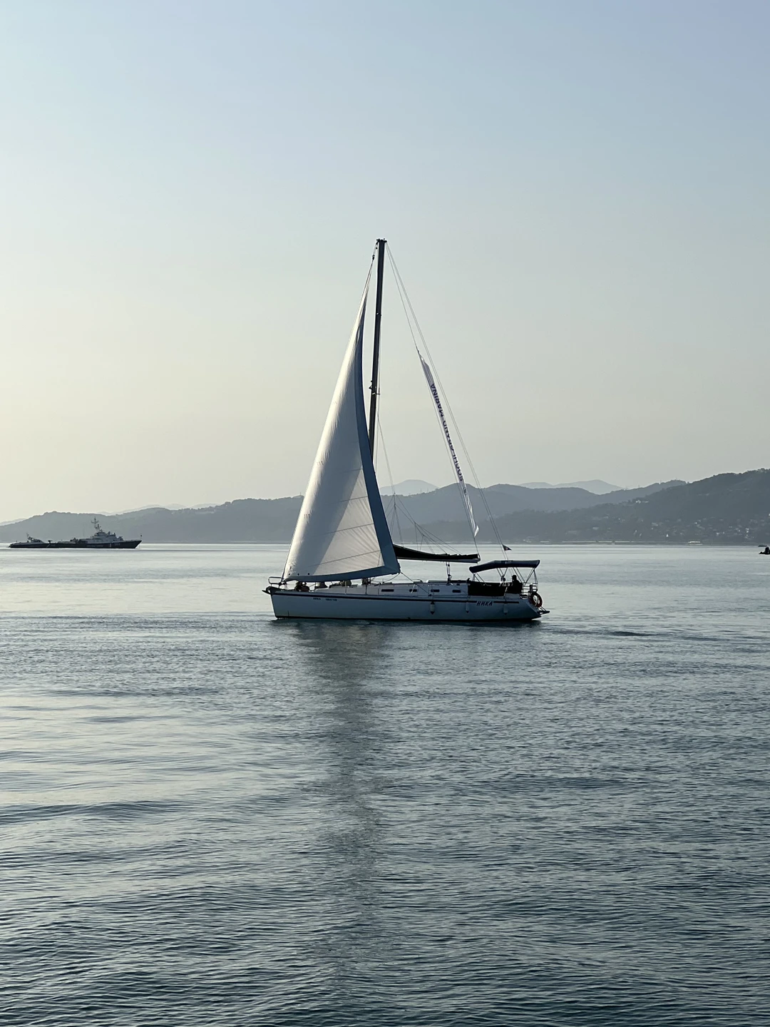 Просто прогулка на 45 мин, ничего больше. Увидите центральный Сочи с яхты, если повезет, встретите дельфинов.