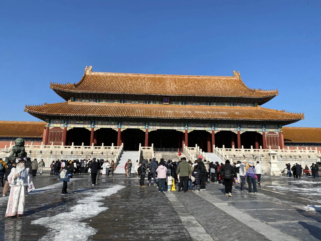 Гид Василий легко и непринужденно познакомил нас с Пекином. Посетили храм неба, запретный город. Все очень