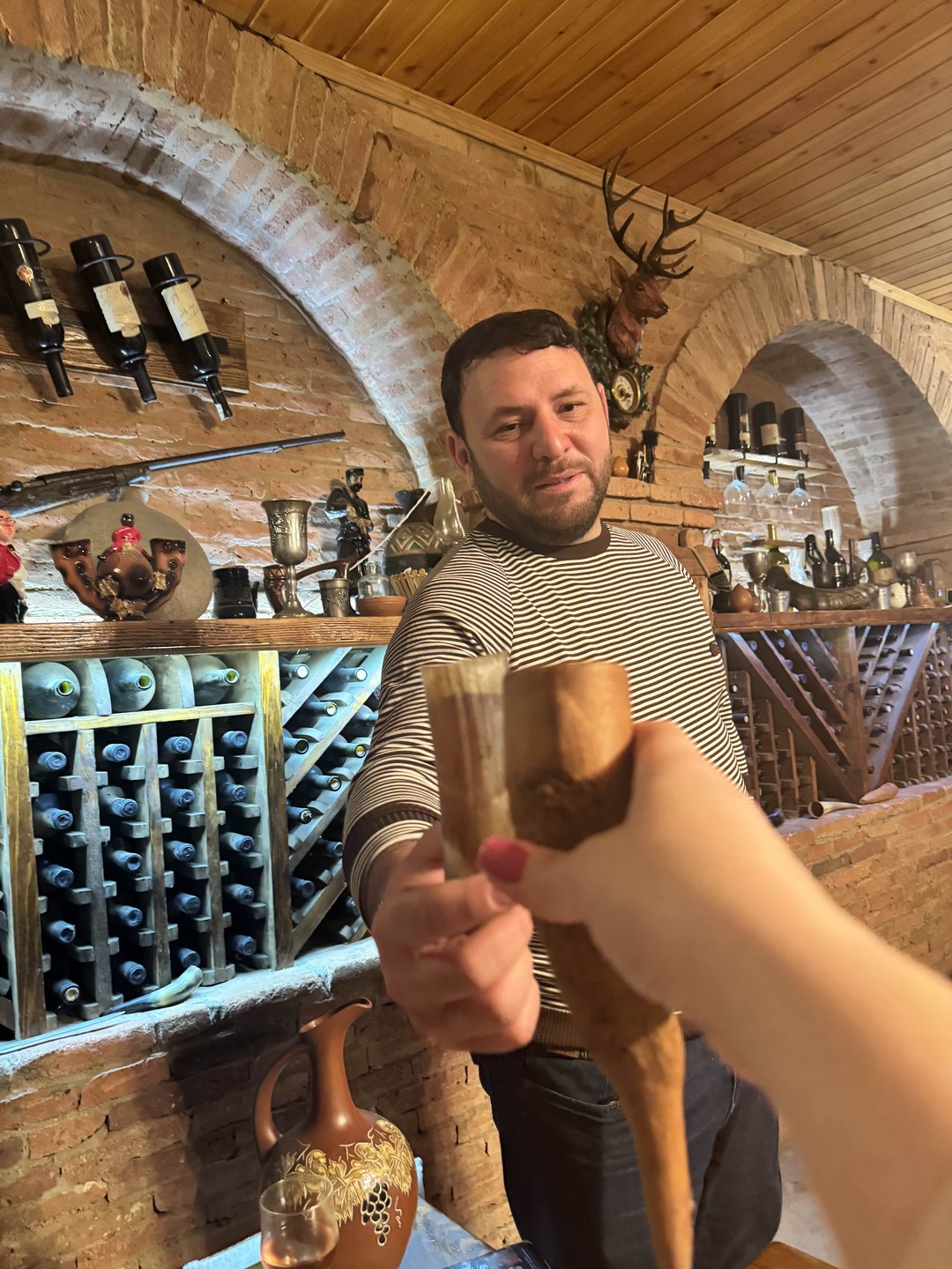 Экскурсия в Тбилиси оказалась поистине незабываемым приключением! Нас ждал настоящий супра — грузинское застолье, полное ароматов