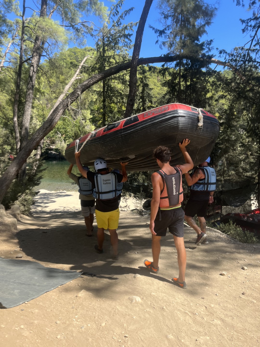 Поездка понравилась, но, как и многих, смутили организационные моменты. Автобус вас привозит - и вы в