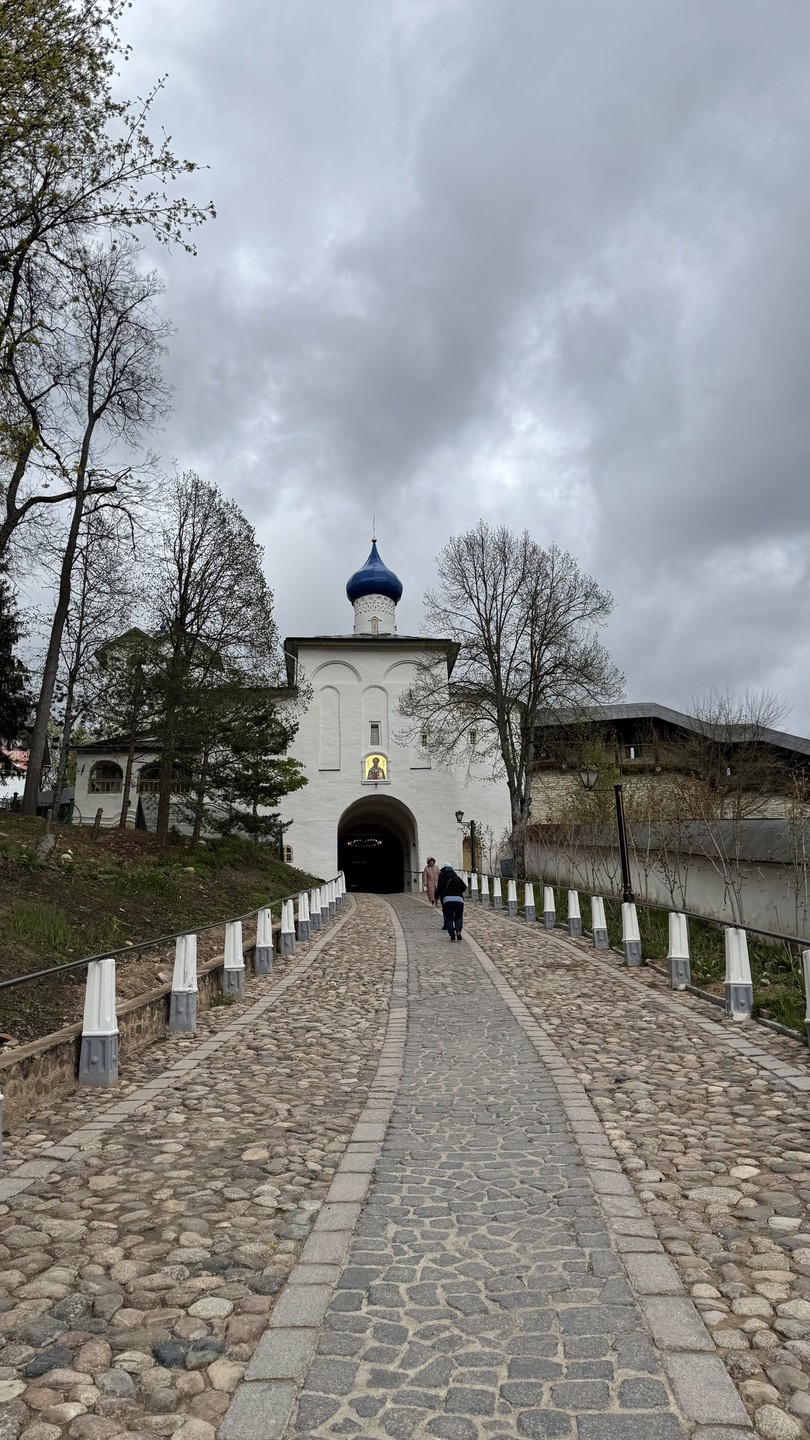 Печоры и Изборск на комфортабельном авто (Надежда)