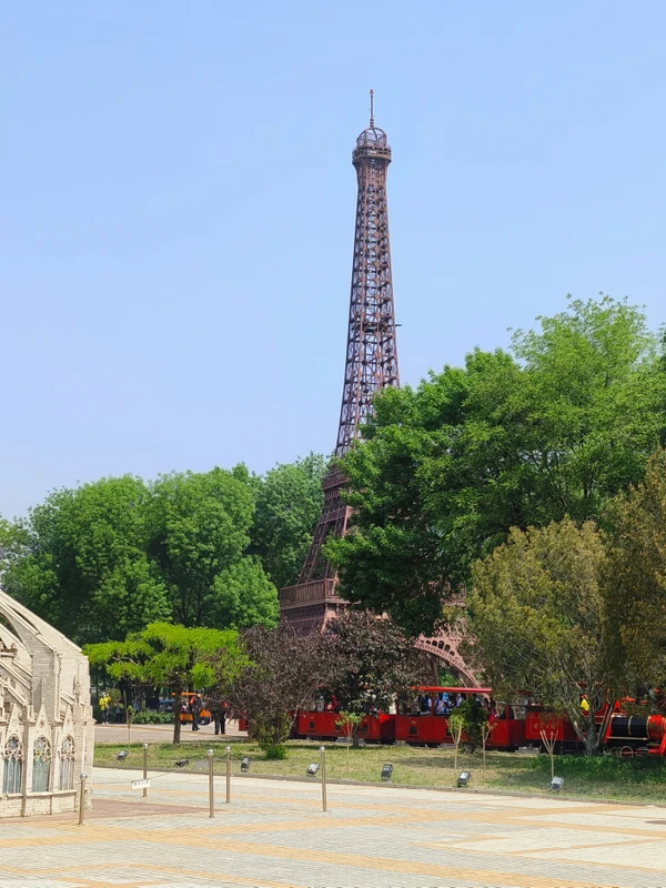 Парк «Мир», автомобильный музей и пекинский цирк