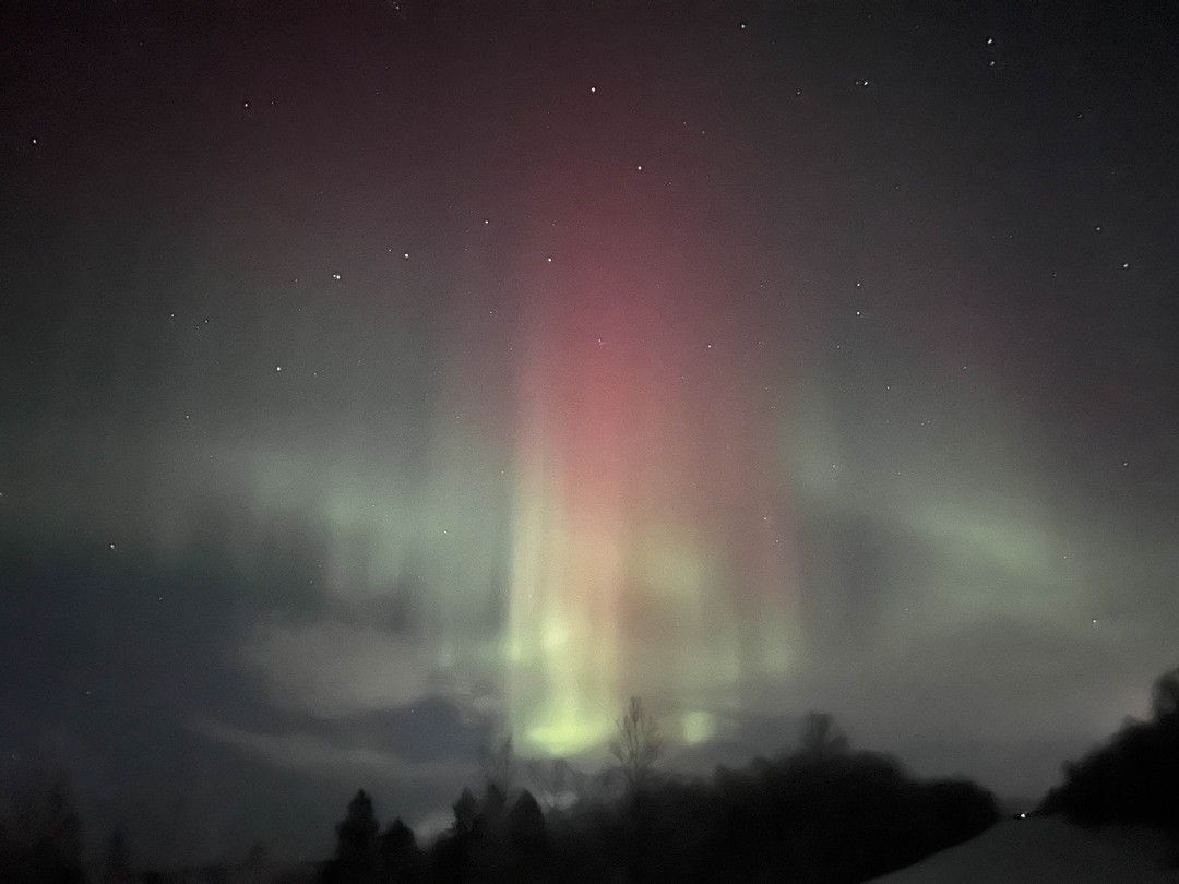 Все было супер! Сияние увидели, хотя особо не надеялись на такое великолепие) Пришлось подождать часок, но