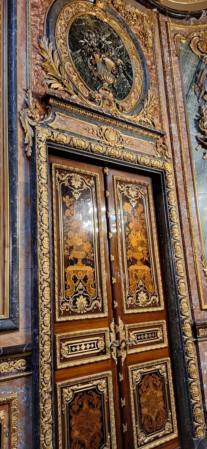 На мой взгляд мало помещений открыто к посещению. Но, по разъяснениям экскурсовода, их занимают действующие архитекторы