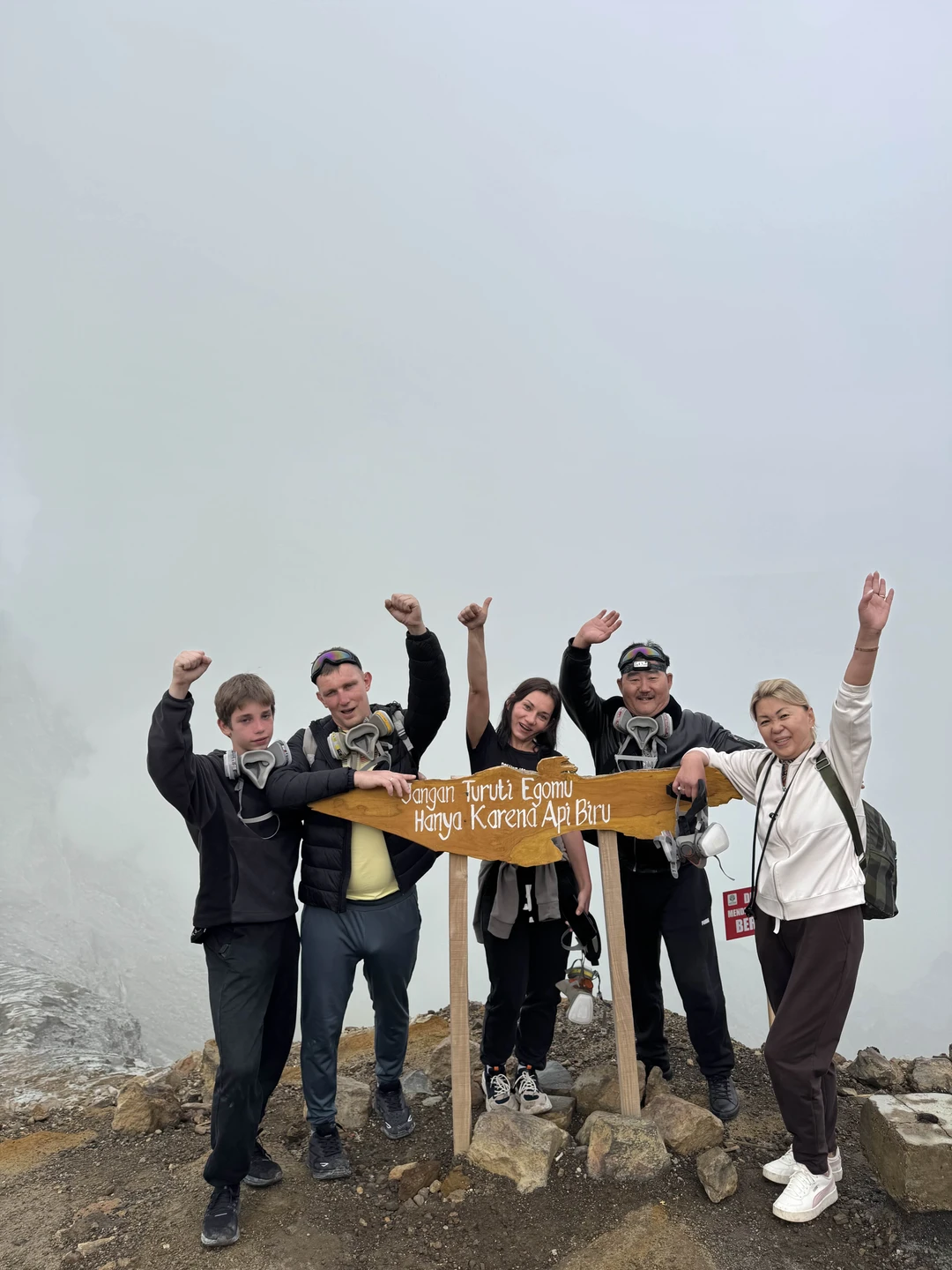 Вот и съездили на иджен, экскурсия очень интересная, но подьем на гору дело не простое. Там