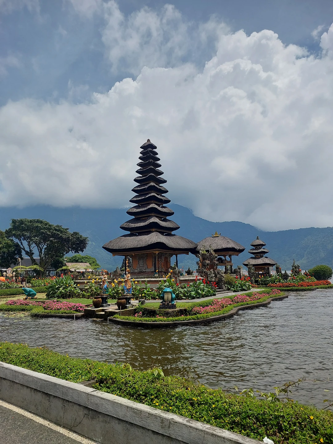 Гид Эрди хорошо говорит на русском