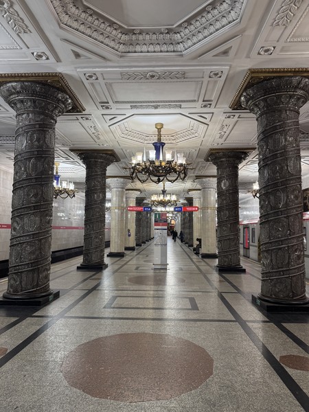 Экскурсия прошла в целом хорошо, гид увлеченно рассказал об истории метрополитена. Оценка 4, так как было