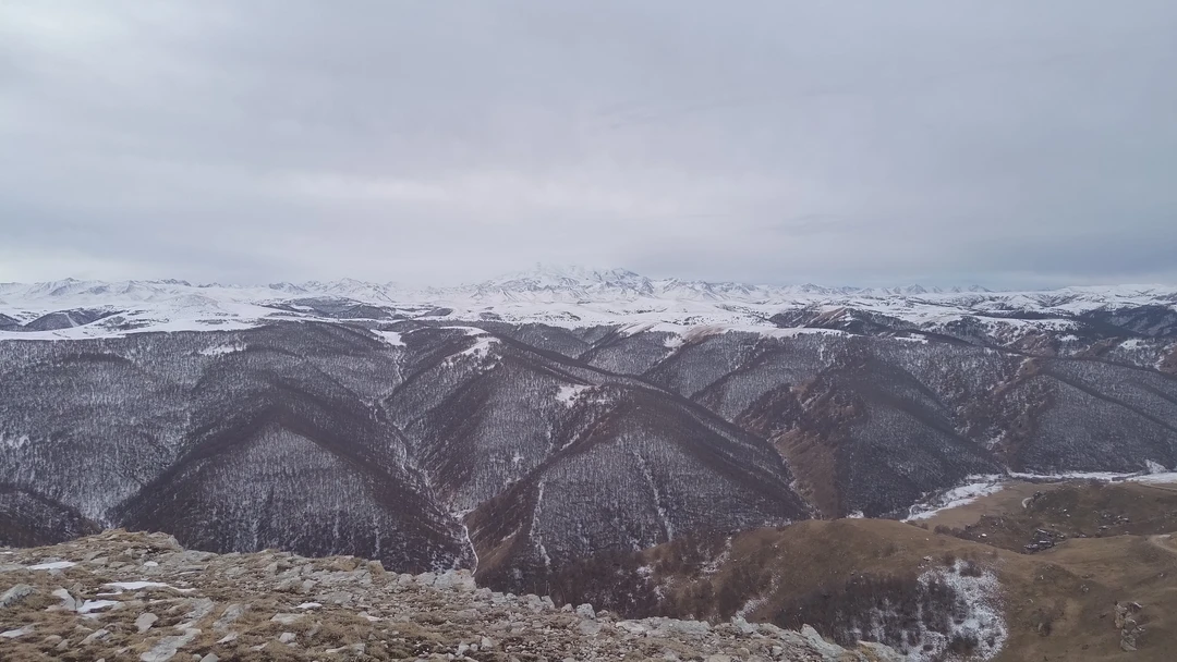 Очень интересная и не утомительная поездка. Горы великолепны, зима их не портит:) Возьмите с собой ёмкость