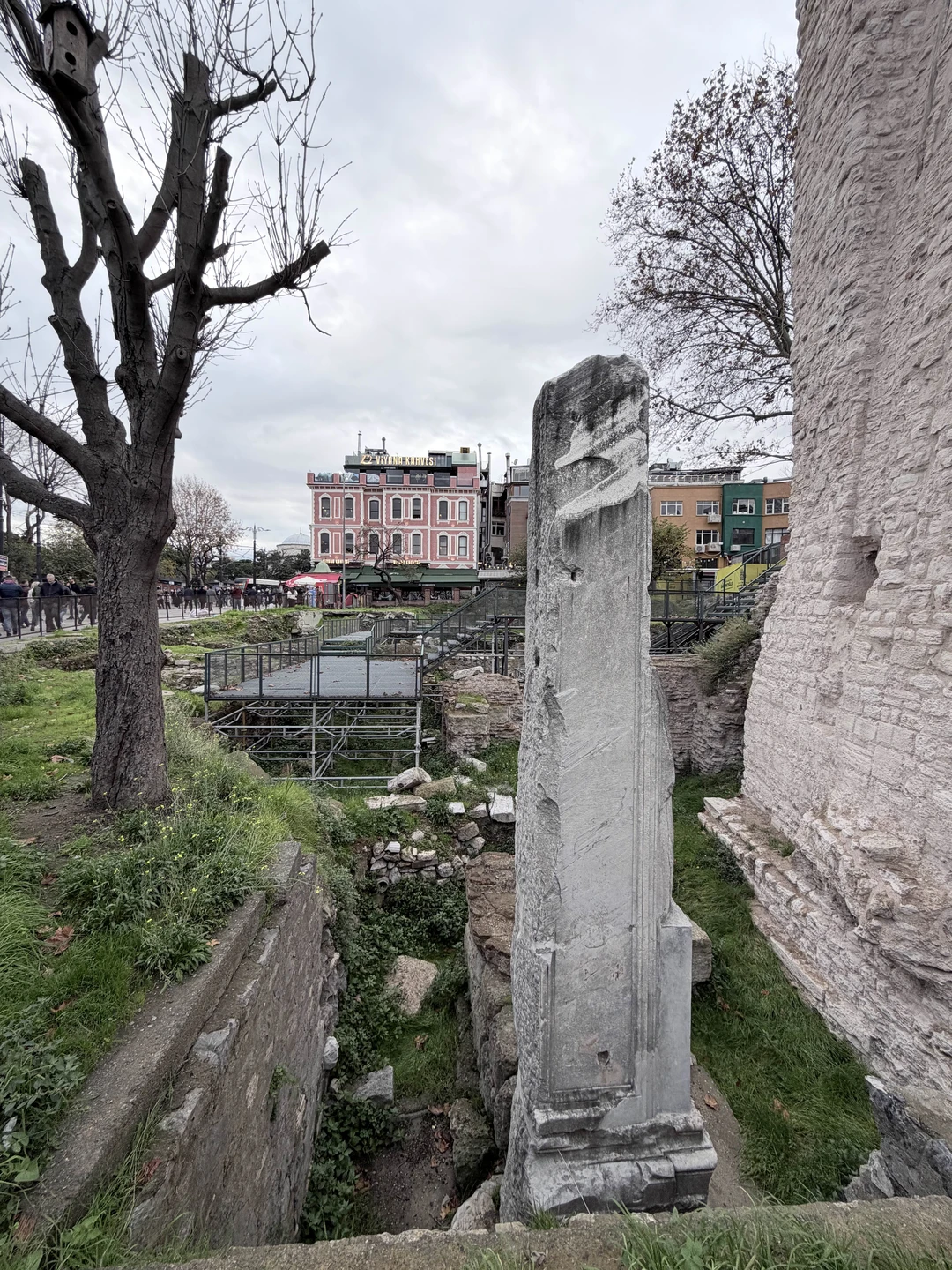 Огромное спасибо нашему гиду, три часа пролетели незаметно. Это была очень интересная экскурсия, однозначно рекомендую!