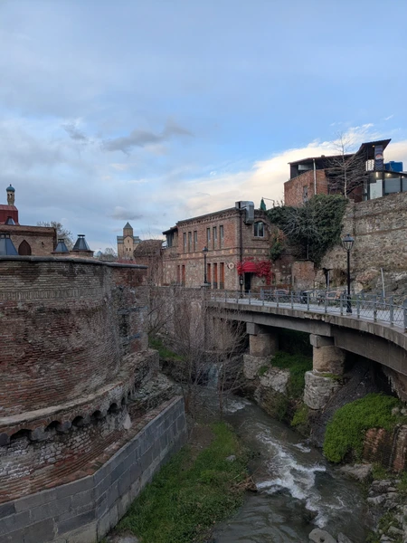 Прекрасная нестандартная прогулка с Малхазом по Тбилисским улочкам и дворикам. Знающий, внимательный экскурсовод. Заботливо относится к