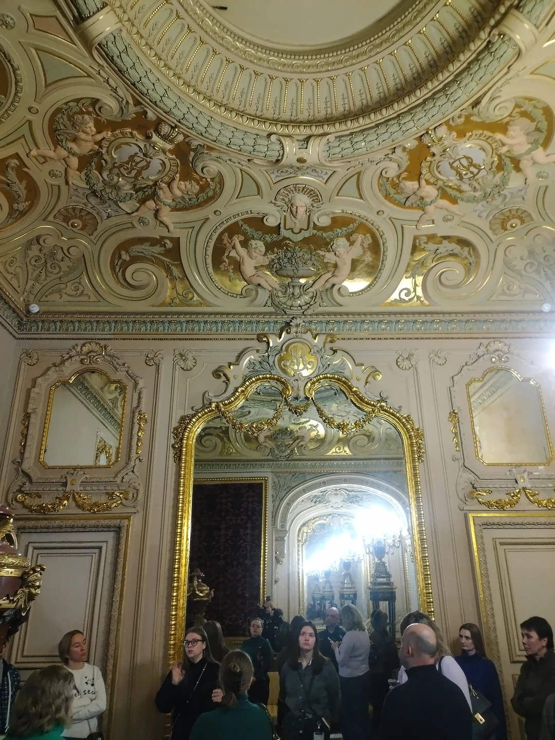 Дворец просто великолепен, наш экскурсовод Ксения настолько грамотно и увлекательно построила свой рассказ, что время пролетело